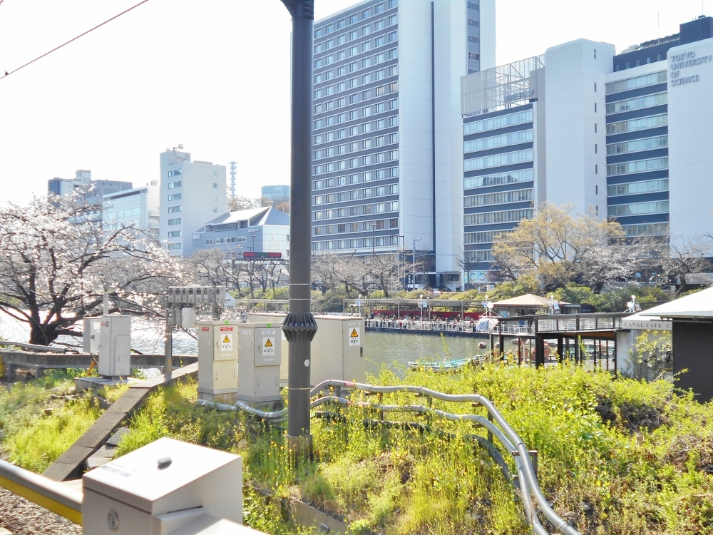 飯田橋駅ホームから見たカナルカフェ