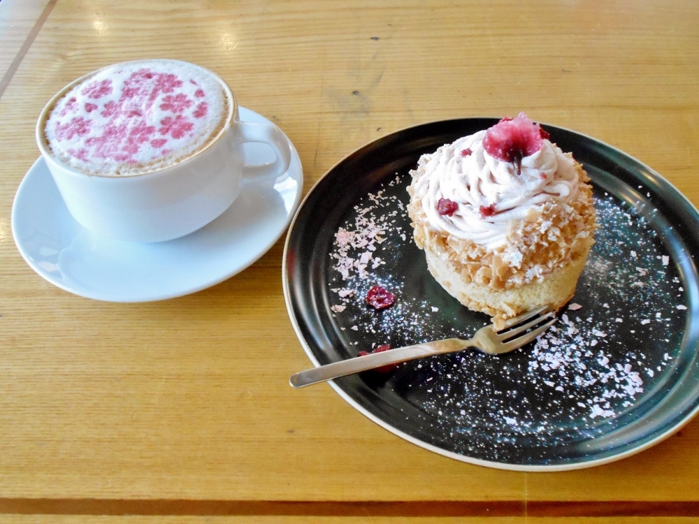 アティックルーム 桜のモンブランロールケーキとカフェラテ
