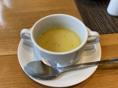 ランチについてくるレンズ豆のスープ。