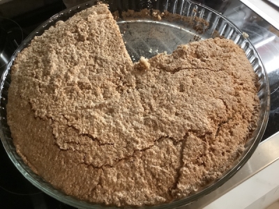 ココアを混ぜた生地の上に メレンゲに削ったココナッツを混ぜた物をのせたケーキ
