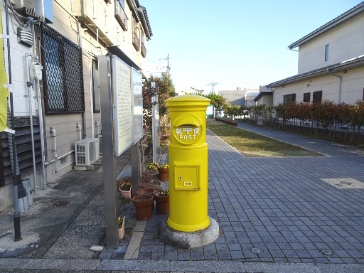 黄色い郵便ポスト
